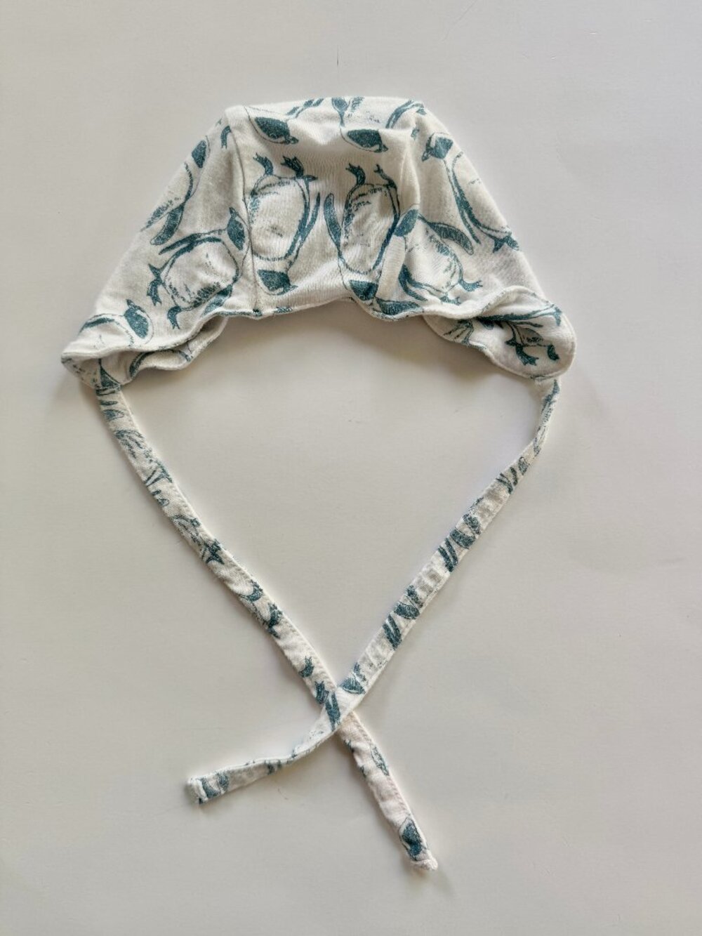 Kate Quinn Baby Bonnet Hat Sz 0-3M Cream Penguin Print Bamboo Tie Cap